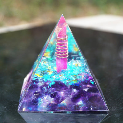 "Chakras purifiés" - Pyramide orgonite avec pointe de cristal