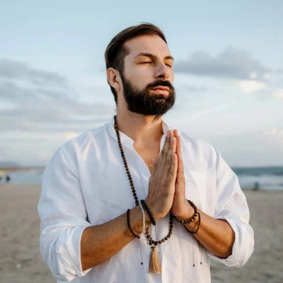 homme pratiquant le yoga