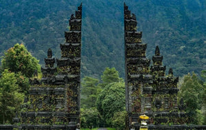 Ancien temple bouddhiste et paysage montagneux