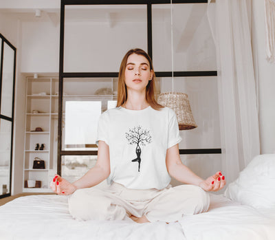femme pratiquant du yoga dans un t-shirt karma angel