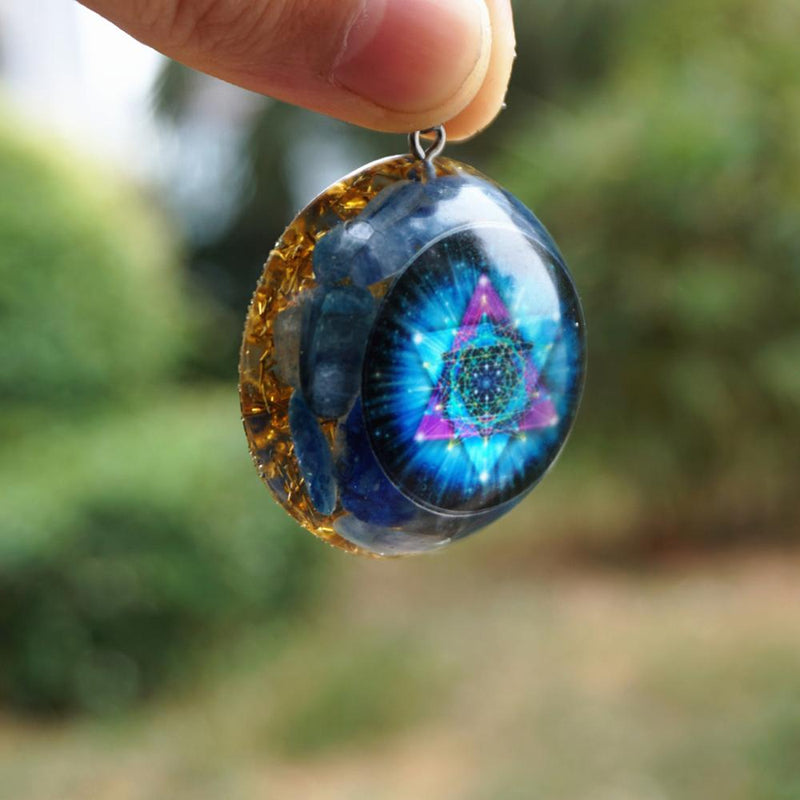 Collier bleu fait à la main en orgonite