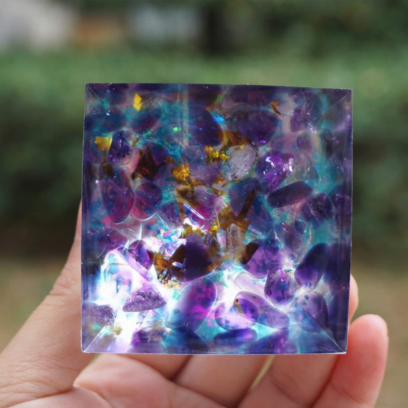 Pyramide orgonite avec pointe de cristal