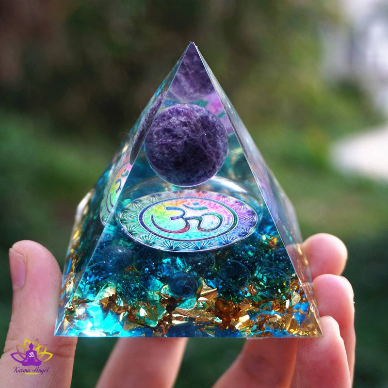 "Pensées positives" - Pyramide quartz bleu en orgonite - Karma Angel