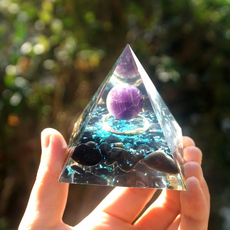 "Courage et énergie" - Pyramide cristal d’améthyste en orgonite - Karma Angel