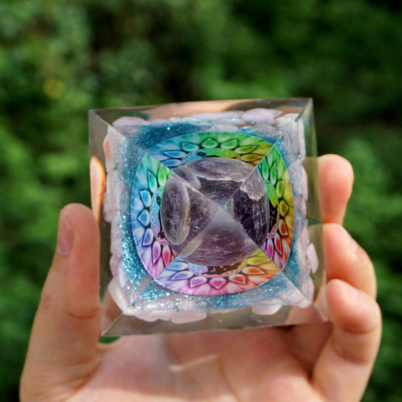 Pyramide Chakras orgonite en cristal d’améthyste