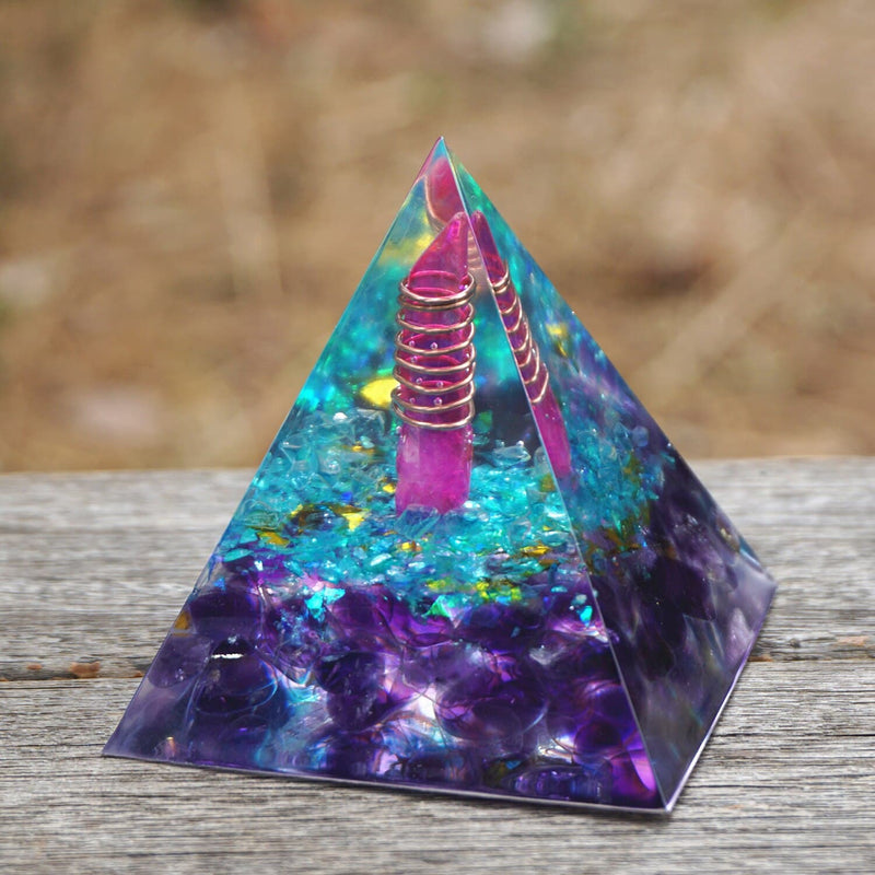 Pyramide orgonite avec pointe de cristal