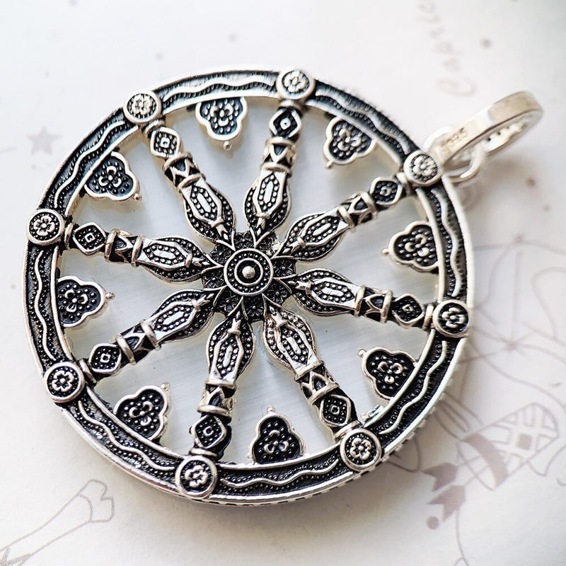 Pendentif roue de Karma en argent massif