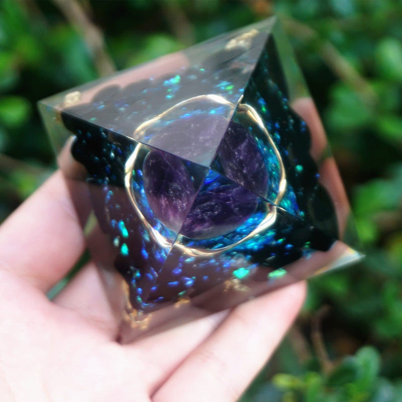 "Courage et énergie" - Pyramide cristal d’améthyste en orgonite - Karma Angel
